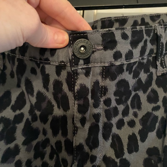 Size 14 tapered leg, curvy pants. NWOT. Animal print in black/gray jeggin… - Picture 5 of 12